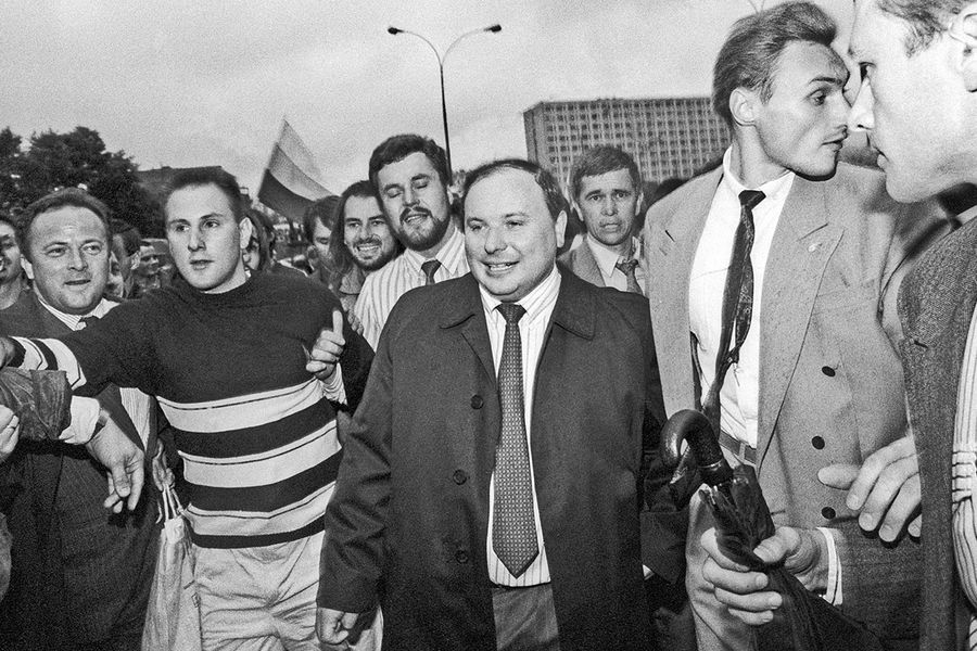 Егор Гайдар среди защитников Белого дома год спустя, в&nbsp;августе 1992 года