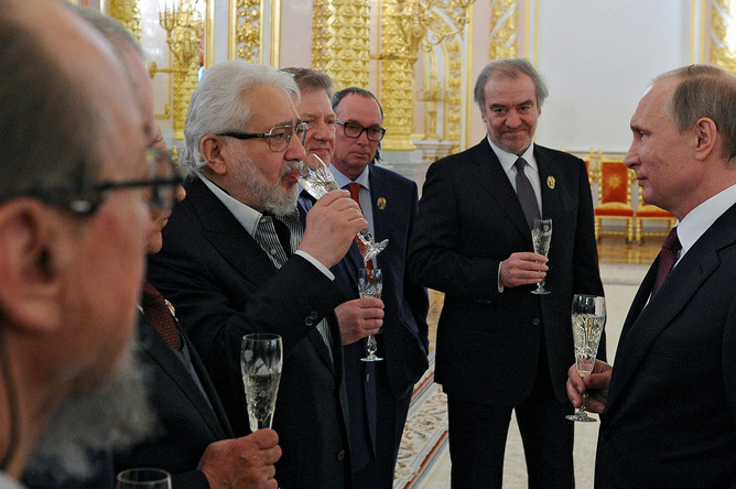 Художественный руководитель Малого драматического театра Лев Додин, доктор биологических наук, профессор, член-корреспондент РАН Сергей Недоспасов, режиссер Сергей Урсуляк, дирижер, художественный руководитель Мариинского театра Валерий Гергиев и президент РФ Владимир Путин (слева направо) на церемонии вручения государственных премий РФ в области науки и технологий, литературы, искусства и гуманитарной деятельности за 2015 год в Кремле