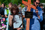 Родные Павла Шеремета во время похорон на Северном кладбище Минска