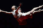 Диана Вишнева и Андрей Меркурьев в сцене из балета «Объект перемен» во время концерта «Звезды балета XXI века» в Государственном Кремлевском дворце, 2013 год
