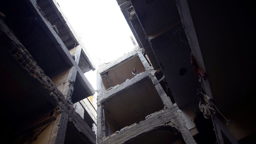 Поврежденное здание в Думе, пригороде сирийского Дамаска, ноябрь 2017 года