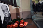 Цветы в память об актере Леониде Броневом в театре «Ленком»