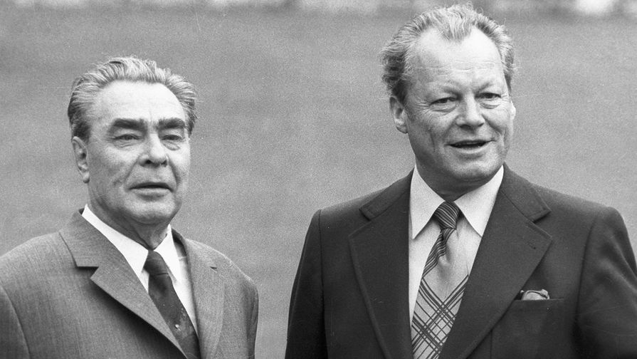 Генеральный секретарь ЦК КПСС Леонид Брежнев и канцлер ФРГ Вилли Брандт в Германии, 1973 год 