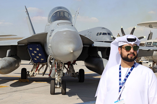 Палубный самолет радиоэлектронной борьбы ВМС США Boeing EA-18G Growler