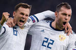 Денис Черышев и Артем Дзюба радуются забитому голу в отборочном матче чемпионата Европы по футболу 2020 между сборными Казахстана и России, 2019 год