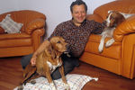 Директор детского тележурнала «Ералаш» Борис Грачевский дома со своими собаками, 2004 год