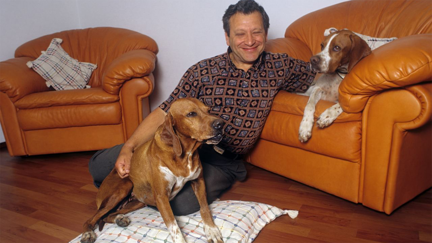 Директор детского тележурнала &laquo;Ералаш&raquo; Борис Грачевский дома со своими собаками, 2004 год