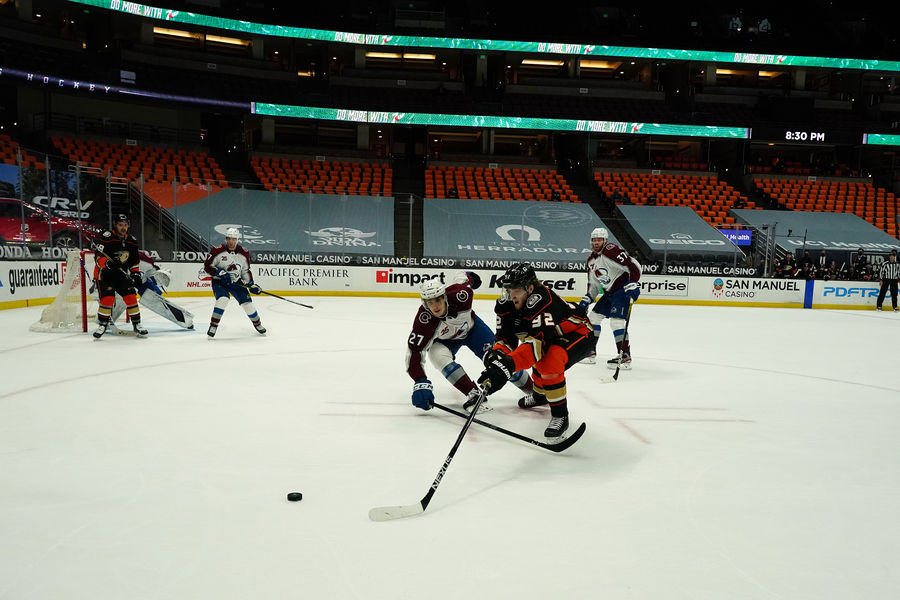 Нападающий «Анахайм Дакс» Александр Волков в матче НХЛ