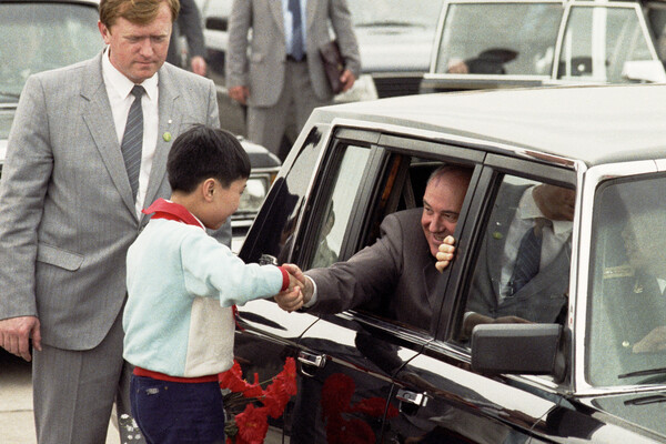 Михаил Горбачев приветствует китайского школьника во время визита в&nbsp;КНР, 1989&nbsp;год
