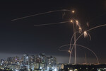 Израильская система противоракетной обороны «Железный купол» выпускает ракеты-перехватчики по ракетам, летящим из сектора Газа, Ашкелон, 11 мая 2023 года