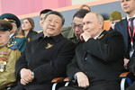 Президент РФ Владимир Путин и председатель КНР Си Цзиньпин на Красной площади в Москве на военном параде, посвященном 80-летию Победы, 09 мая 2025 года