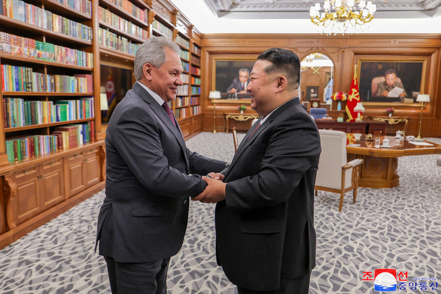 Лидер КНДР Ким Чен Ын и секретарь Совета безопасности России Сергей Шойгу во время встречи в&nbsp;Пхеньяне, Северная Корея, 4&nbsp;июня 2025&nbsp;года