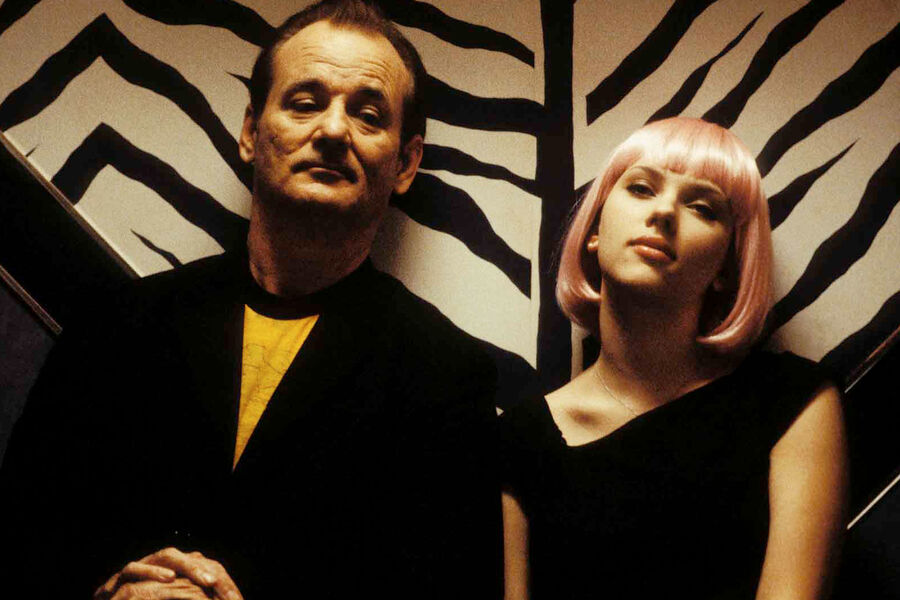 <b>“Трудности перевода” (2003)</b>
<br><br>
В&nbsp;токийском отеле встречаются два случайных попутчика: американский актер Боб Харрис (Билл Мюррей), снимающийся в&nbsp;рекламе виски, и молодая Шарлотта (Скарлетт Йоханссон), приехавшая в&nbsp;Японию вместе с&nbsp;мужем-фотографом. Они проводят вместе несколько дней, пытаясь справиться с&nbsp;одиночеством в&nbsp;чужой стране. 