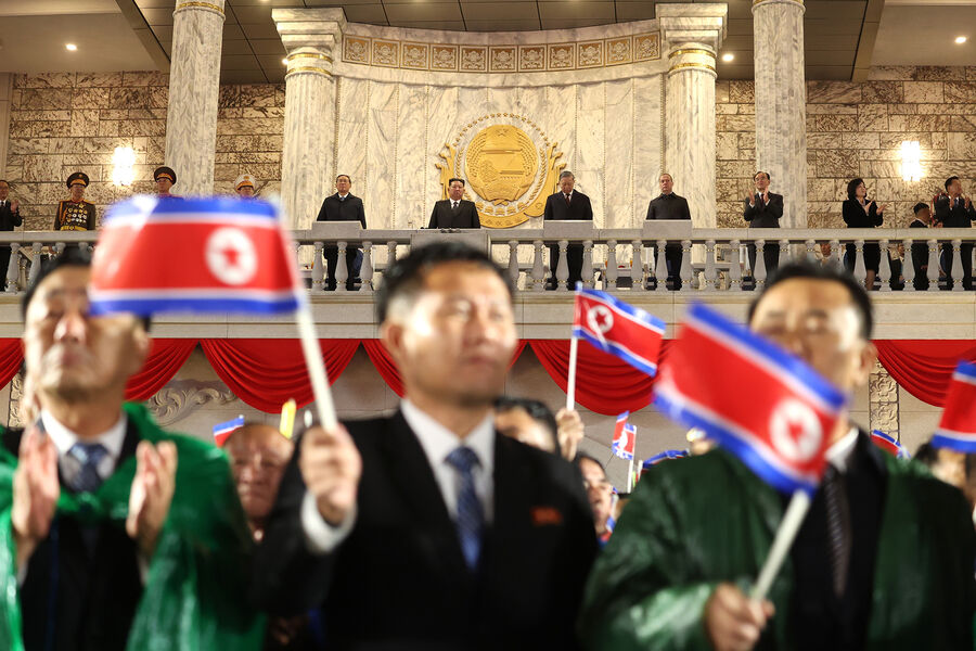 Председатель партии &laquo;Единая Россия&raquo;, заместитель председателя Совета безопасности РФ Дмитрий Медведев (четвертый справа на&nbsp;втором плане), генеральный секретарь Коммунистической партии Вьетнама То Лам (пятый справа на&nbsp;втором плане) и лидер КНДР Ким Чен Ын (шестой слева на&nbsp;втором плане) во время военного парада в&nbsp;честь 80-летия создания Трудовой партии Кореи в&nbsp;Пхеньяне, КНДР, 10&nbsp;октября 2025&nbsp;года