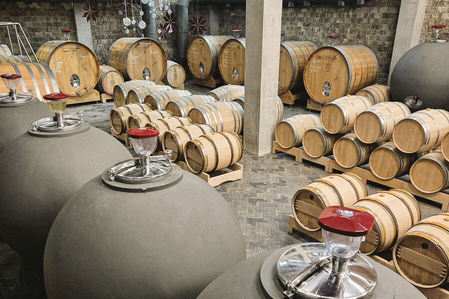 Дубовые бочки и бетонные сферы для&nbsp;выдержки вина 