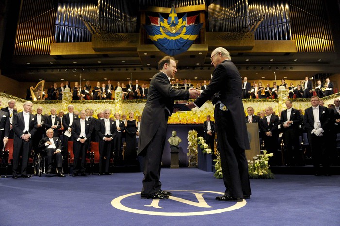 Астрофизик Адам Райес получает Нобелевскую премию за&nbsp;открытие ускорения расширения Вселенной из&nbsp;рук шведского короля Карла Густафа