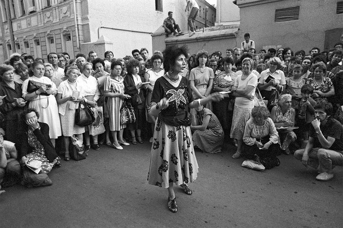 Целительница Джуна дает уроки мастерства на Арбате, 1989