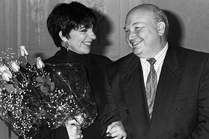 1994 год. Американская актриса и певица Лайза Минелли с мэром Москвы Юрием Лужковым во время посещения Московской мэрии