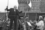 Мстислав Ростропович за дирижерским пультом во время концерта Национального симфонического оркестра США на Красной площади, 1993 год