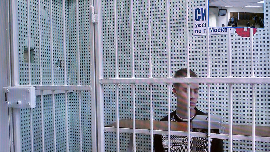 Брат футболиста ФК «Зенит» Александра Кокорина Кирилл на экране монитора во время видеоконференции в Московском городском суде, где рассматривается апелляция на его арест, 19 октября 2018 года