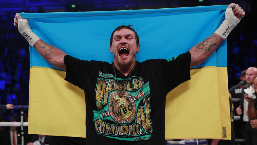 Украинский боксер Александр Усик после победы над британцем Тони Белью