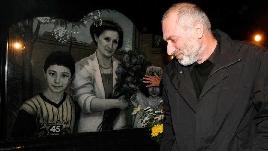 Архитектор Виталий Калоев у могилы своих родных, погибших в при столкновении двух самолетов над Боденским озером в Германии, 2007 год