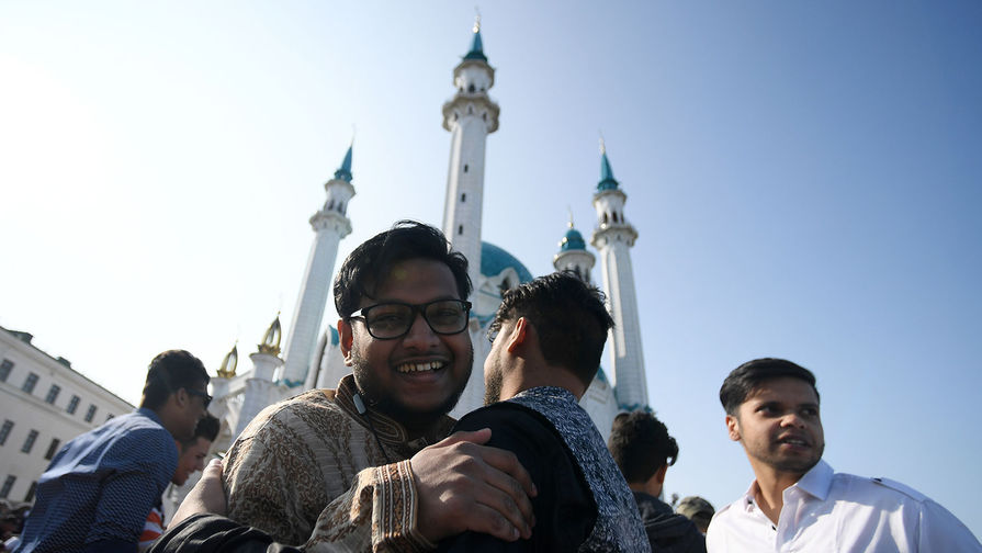 Мусульмане после намаза в&nbsp;день праздника Ураза-байрам у&nbsp;мечети Кул-Шариф в&nbsp;Казани, 4 июня 2019 года 