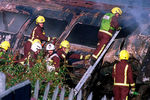 Пожарные работают на месте железнодорожной катастрофы около станции Паддингтон, 5 октября 1999 года