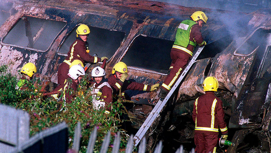 Пожарные работают на&nbsp;месте железнодорожной катастрофы около&nbsp;станции Паддингтон, 5 октября 1999 года