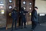 Сотрудники полиции у дверей центрального железнодорожного вокзала в Киеве, 18 марта 2020 год