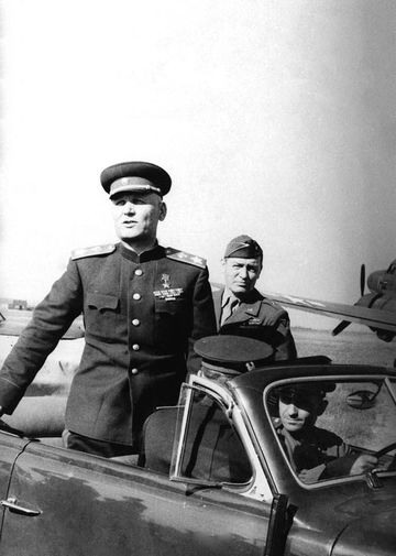Командующий войсками 1-го Украинского фронта маршал Советского Союза Иван Степанович Конев едет на&nbsp;встречу к&nbsp;американцам, апрель 1945 года