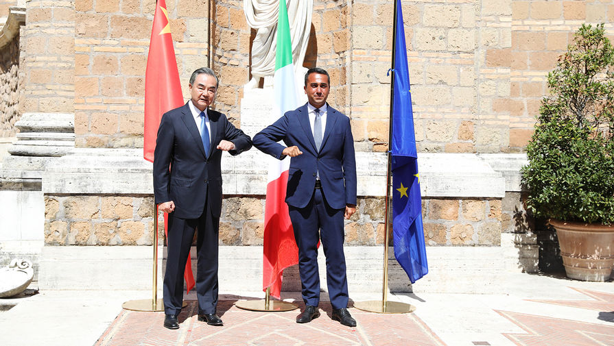 Глава МИД КНР Ван И и министр иностранных дел Италии Луиджи Ди Майо во время встречи в Риме, 25 августа 2020 года
