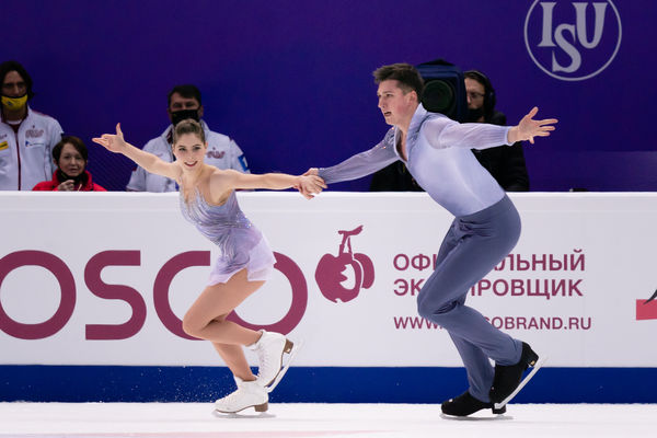 Анастасия Мишина и Александр Галлямов выступают с произвольной программой на этапе Гран-при в Сочи