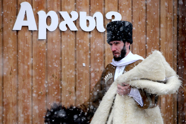 Мужчина в национальной одежде на территории горнолыжного курорта «Архыз», Карачаево-Черкесская республика