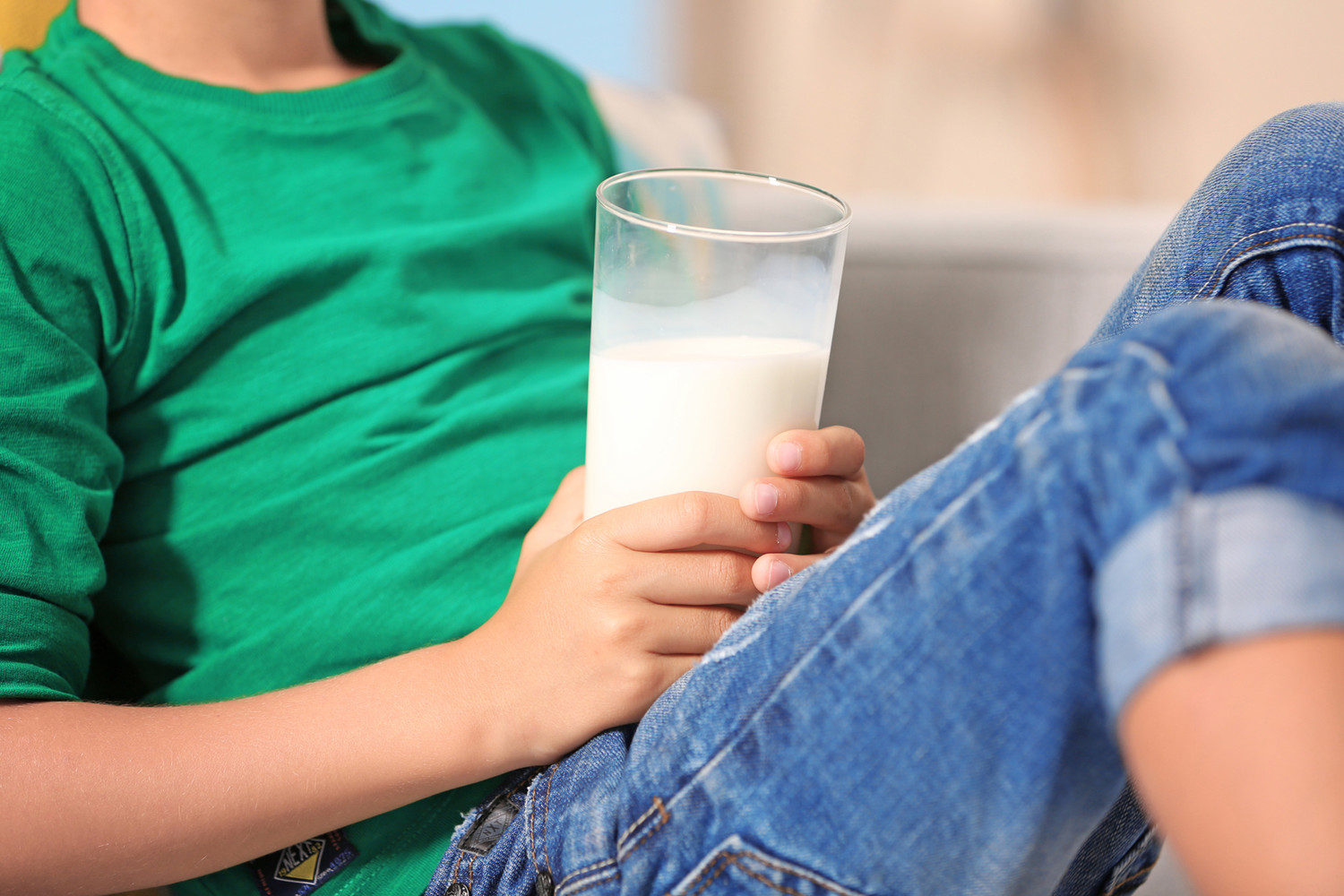 Пить молоко при изжоге. Человеческое молоко. От молока вздутие?. Непереносимость лактозы у детей. Стакан молока в руке.