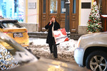 Девушка с покупками на одной из улиц Москвы