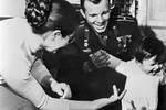 Дочь Юрия Гагарина и его супруги Валентины Галина делает первые шаги, 1962 год