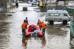 Сотрудники МЧС России эвакуируют местных жителей из зоны подтопления в Орске, 6 апреля 2024 года