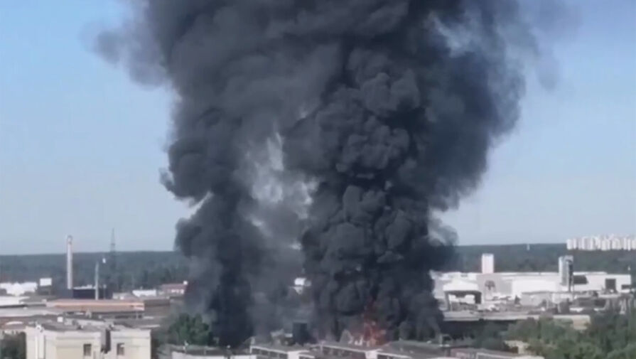 Очевидцы рассказали, были ли люди в горящем здании в Химках