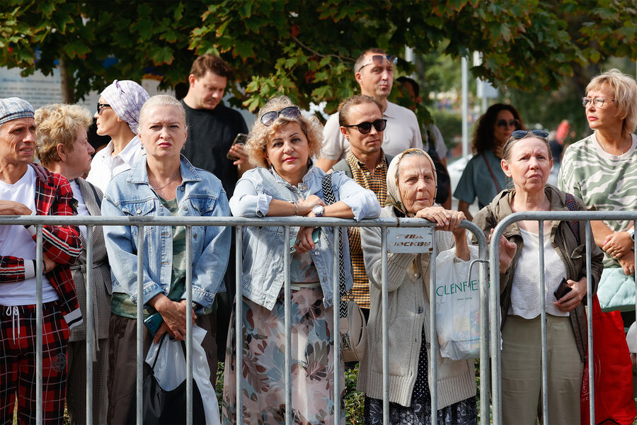 Горожане во время прощания с&nbsp;телеведущим Александром Масляковым около&nbsp;концертного зала &laquo;Планеты КВН&raquo;, 11&nbsp;сентября 2024&nbsp;года