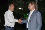 Президент России Владимир Путин и премьер-министр Дмитрий Медведев на VI международном турнире по профессиональному боевому самбо «Плотформа S-70» в Сочи