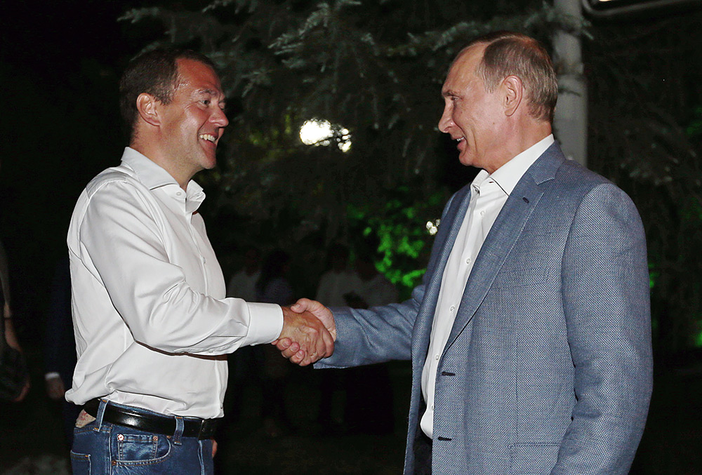 Президент России Владимир Путин и премьер-министр Дмитрий Медведев на VI международном турнире по профессиональному боевому самбо «Плотформа S-70» в Сочи