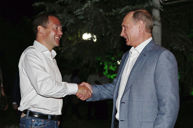 Президент России Владимир Путин и премьер-министр Дмитрий Медведев на VI международном турнире по профессиональному боевому самбо «Плотформа S-70» в Сочи