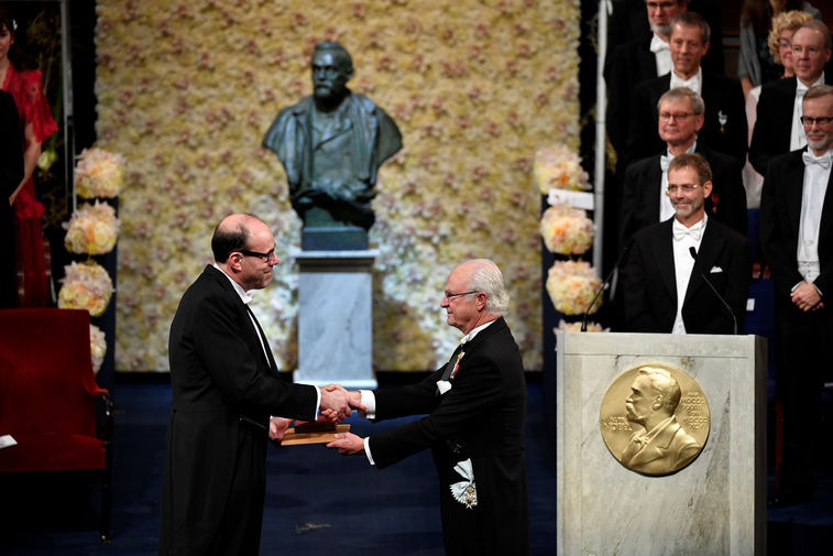 Американский экономист Майкл Кремер, лауреат Нобелевской премии по экономике, и король Швеции Карл XVI Густав во время церемонии вручения премии в Стокгольме, 10 декабря 2019 года