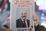 Плакат с президентом Белоруссии Александром Лукашенко во время акции протеста в центре Минска против интеграции с Россией, 20 декабря 2019 года