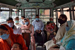 Жители Сринагара в городском автобусе, сентябрь 2020 года
