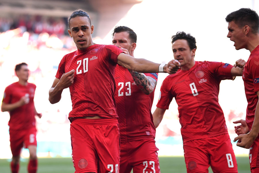 Нападающий сборной Дании Юссуф Поульсен празднует гол на Евро