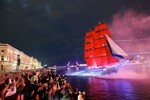 Бриг «Россия» на Неве во время ежегодного праздника выпускников «Алые паруса» в Санкт-Петербурге, 29 июня 2025 года