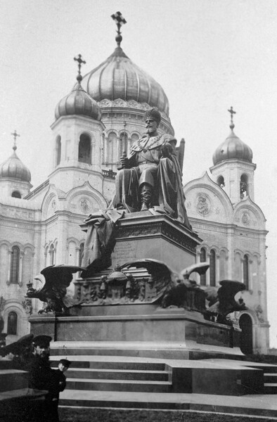 Памятник императору Александру III перед&nbsp;храмом Христа Спасителя в&nbsp;Москве, 1912&nbsp;год