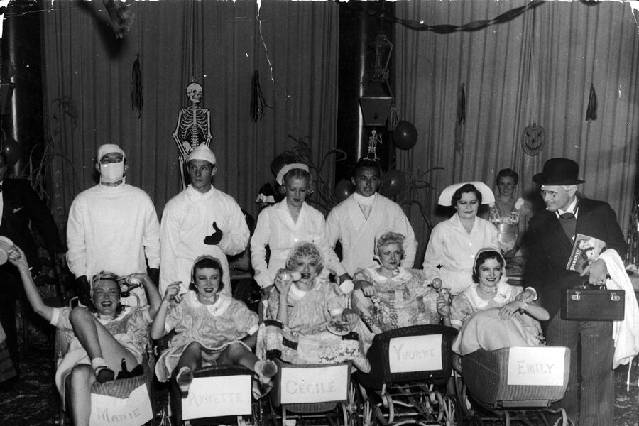 Девушки в костюмах пятерняшек Дион на вечеринке в честь Хэллоуина, 1935 год